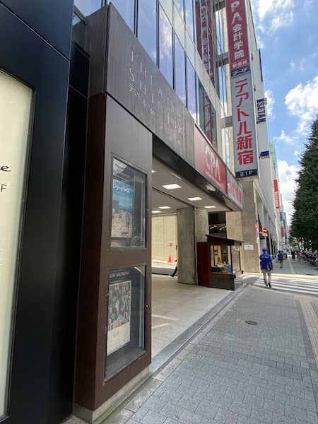 テアトル新宿の外観写真1